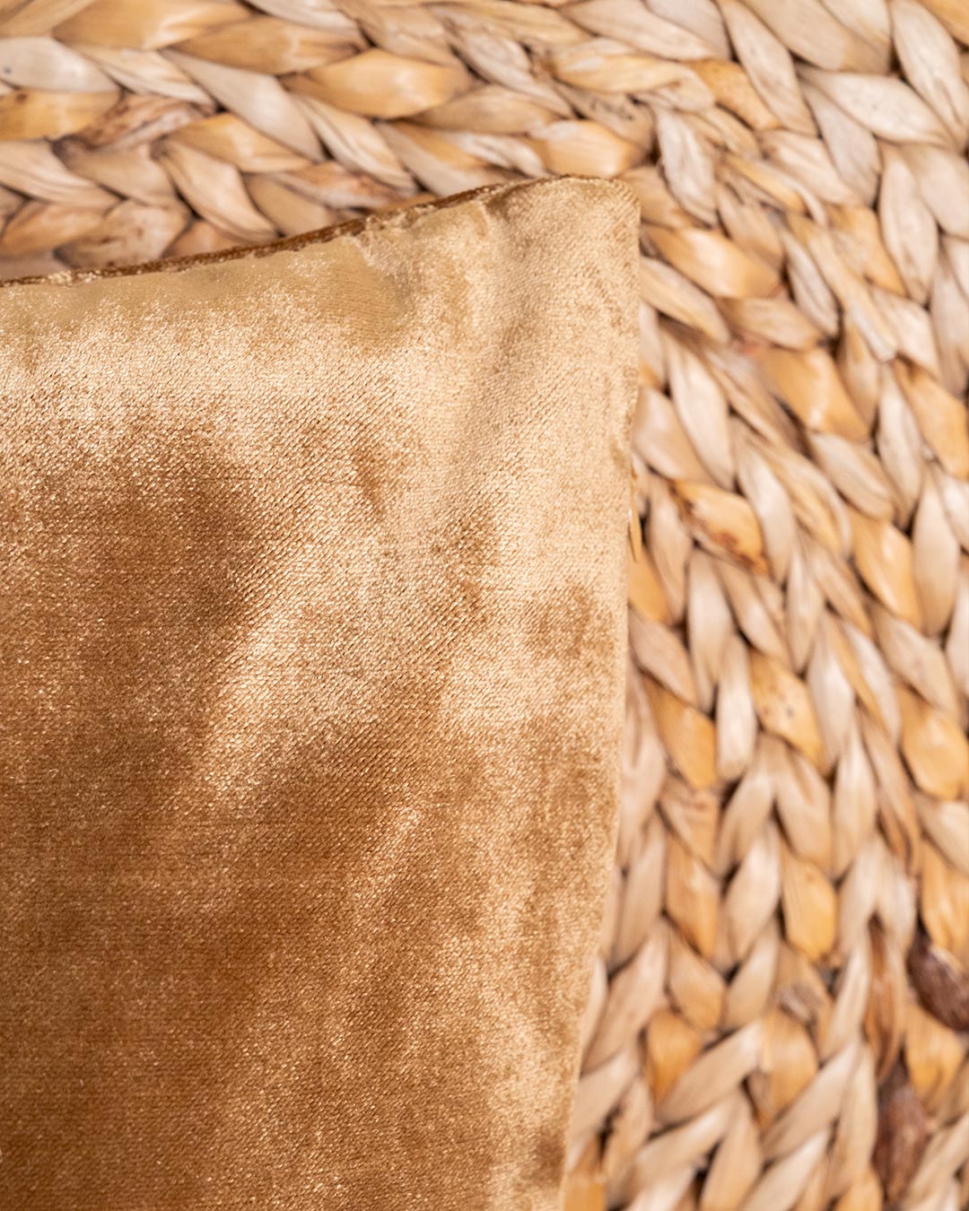 Almofada de veludo com glitter ocre