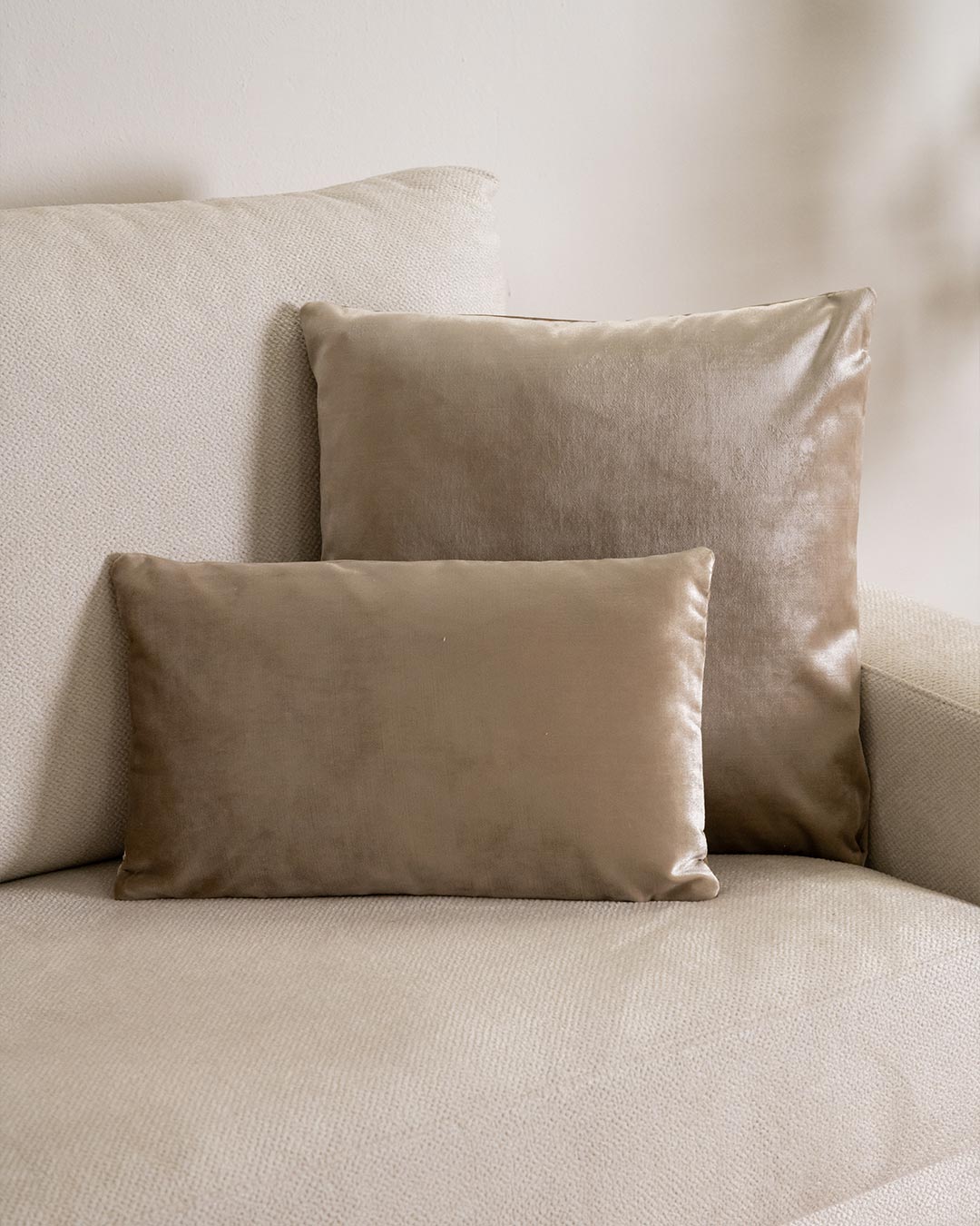 Almofada de veludo brilhante taupe