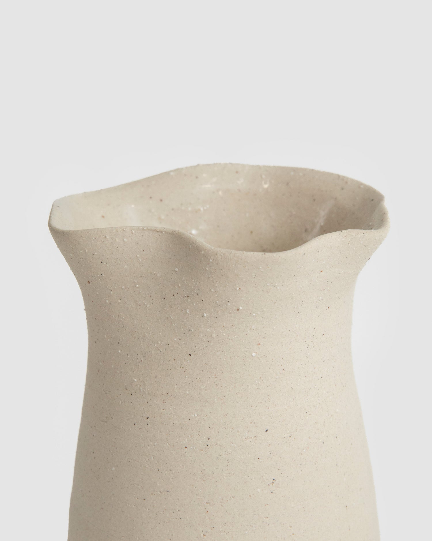 Jarrón blanco cuello mariposa
