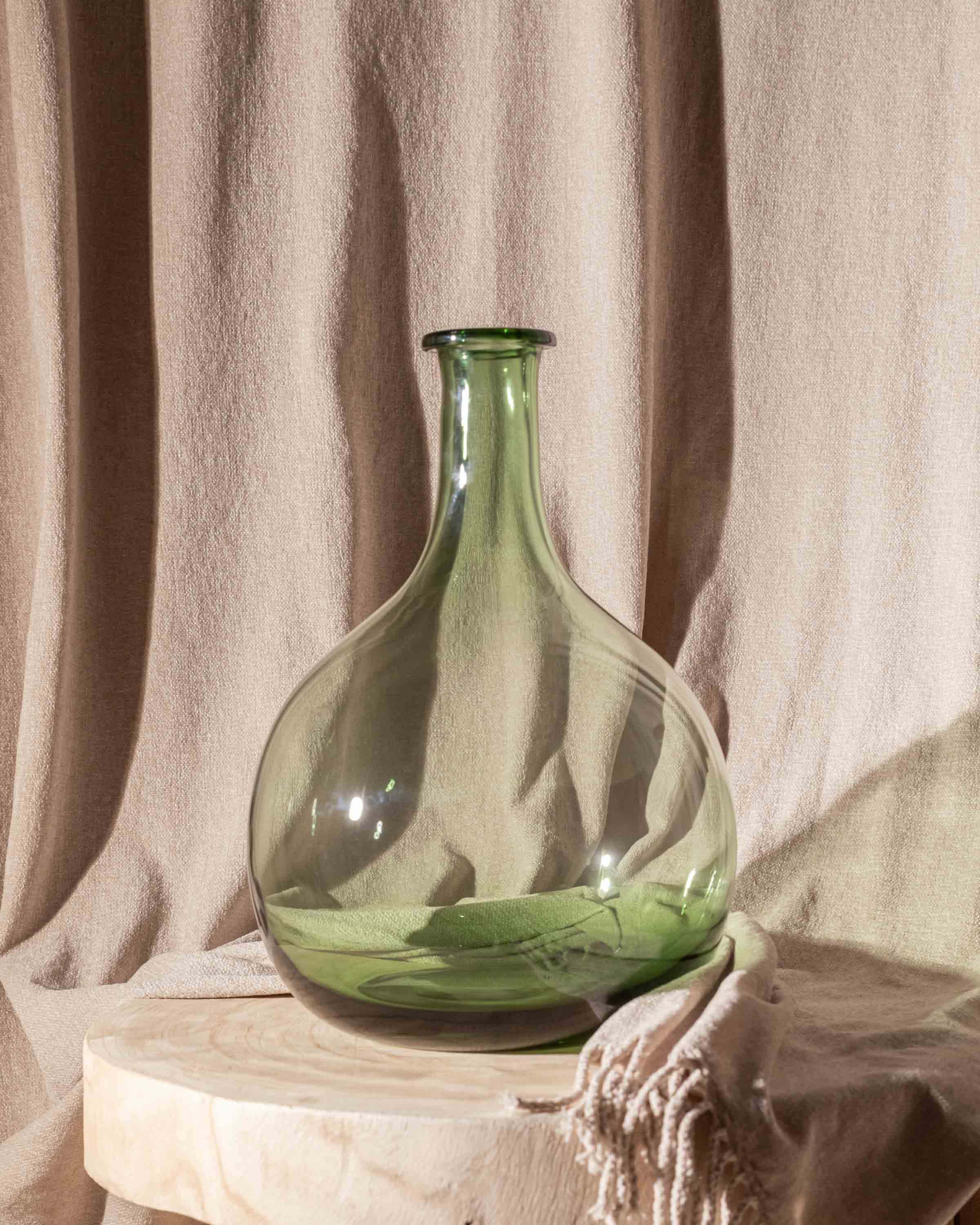 Vaso de vidro verde tipo garrafão
