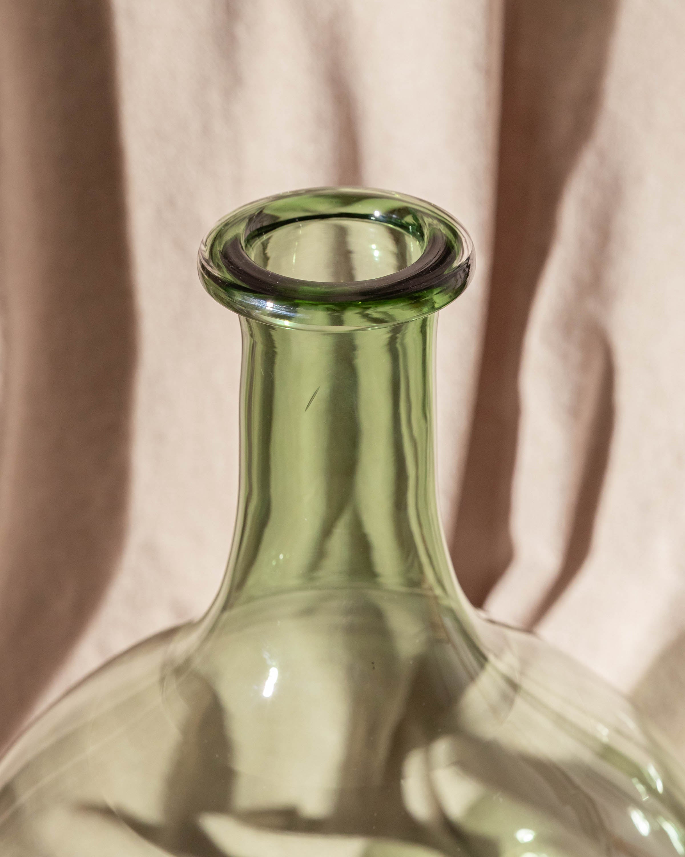 Vaso de vidro verde tipo garrafão